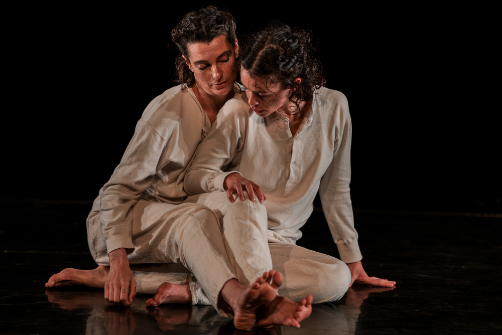 Allison Faye et Juliette Bolzer dans la pièce Bernard avec une création lumière de Jérôme Baudouin, créateur lumière en danse, théâtre et spectacle vivant.